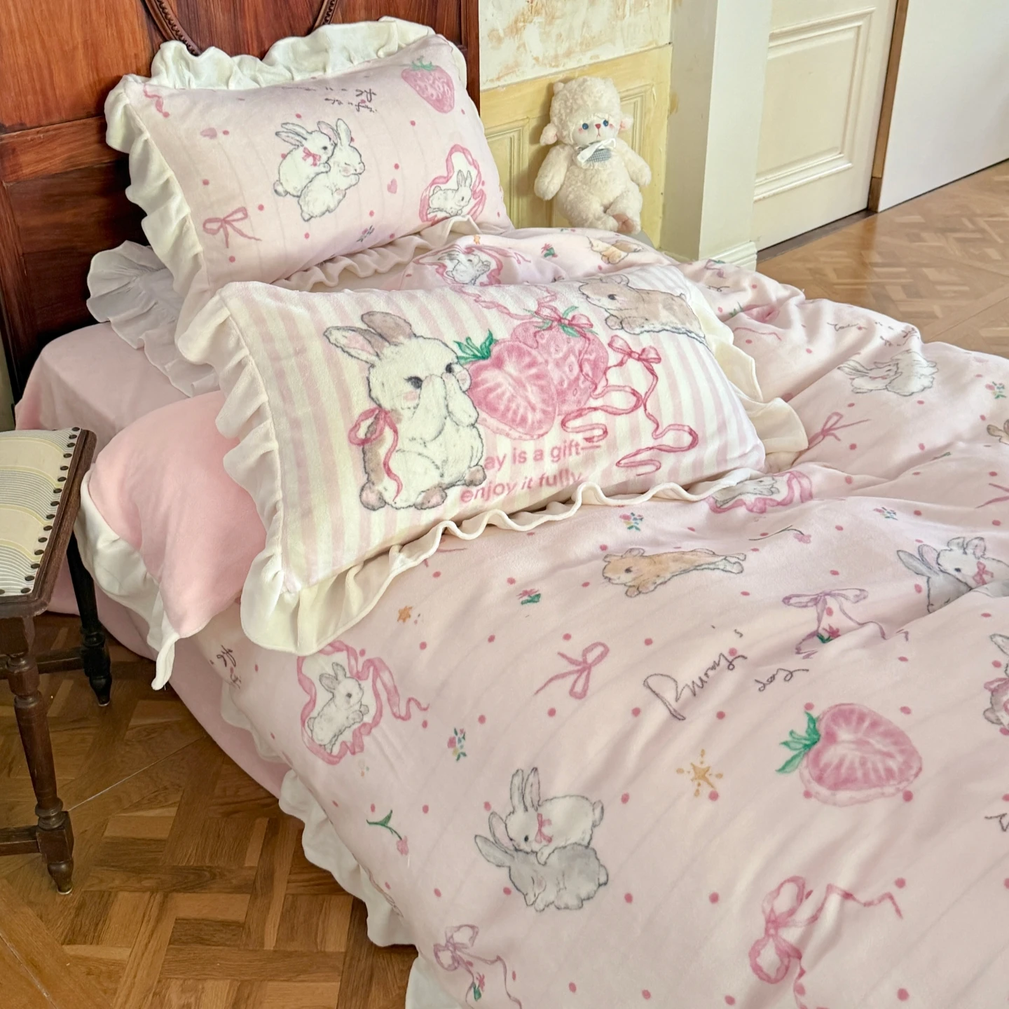 

Теплый комплект постельного белья из кораллового флиса, молочный вельвет, с рисунком клубничного кролика в стиле Лолита, четыре предмета, уютное зимнее постельное белье с грушевым узором