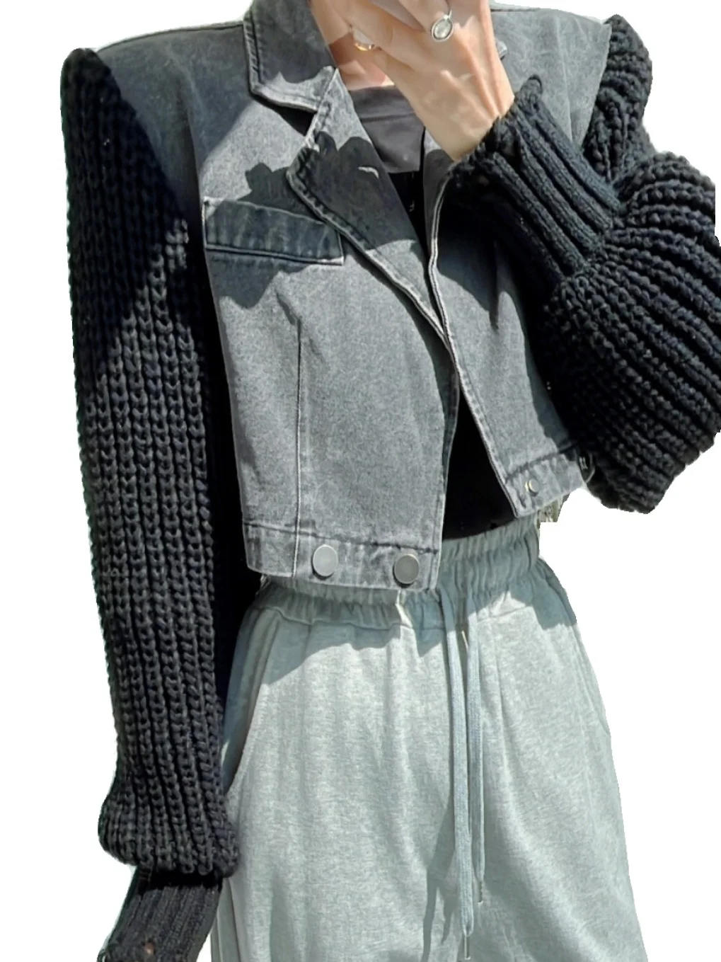 レトロニットスリーブパッチワークデニムジャケット女性のショートスタイルダブルボタンジャケットトレンディな綿複合生地