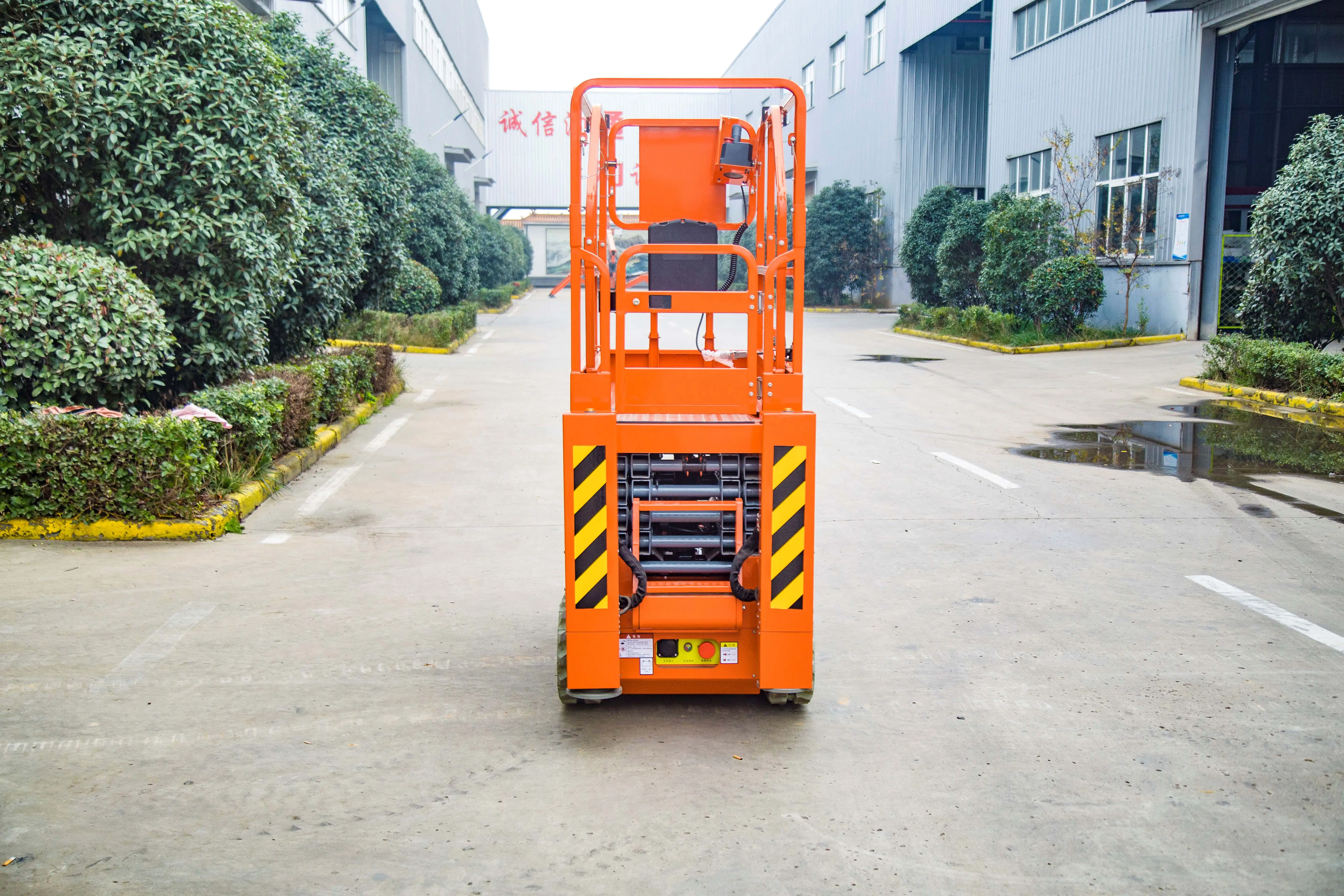 Super Discounts Self-Propelled Track Lift Mobile Hydraulic Electric Scaffold Work Crawler Lifting Platform for Rough Terrain