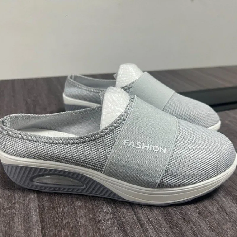 Damen-Schuhe: Bequeme Slip-On Orthopädische Diabetiker-Plateau-Pantoletten, Leichte Mesh-Slipper mit Keilabsatz, Damen-Sneaker – Detail 2