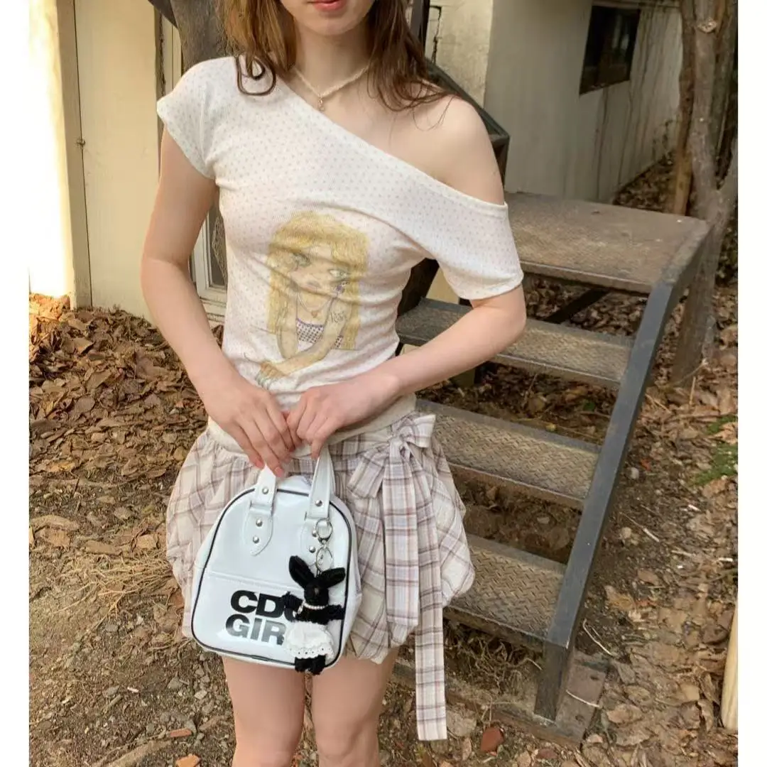 เสื้อยืดสไตล์ Y2K แบบเปิดไหล่ลายอนิเมะสไตล์ยุค 2000 ลายจุดสไตล์วินเทจฮาราจูกุ เสื้อสไตล์อเมริกันย้อนยุค