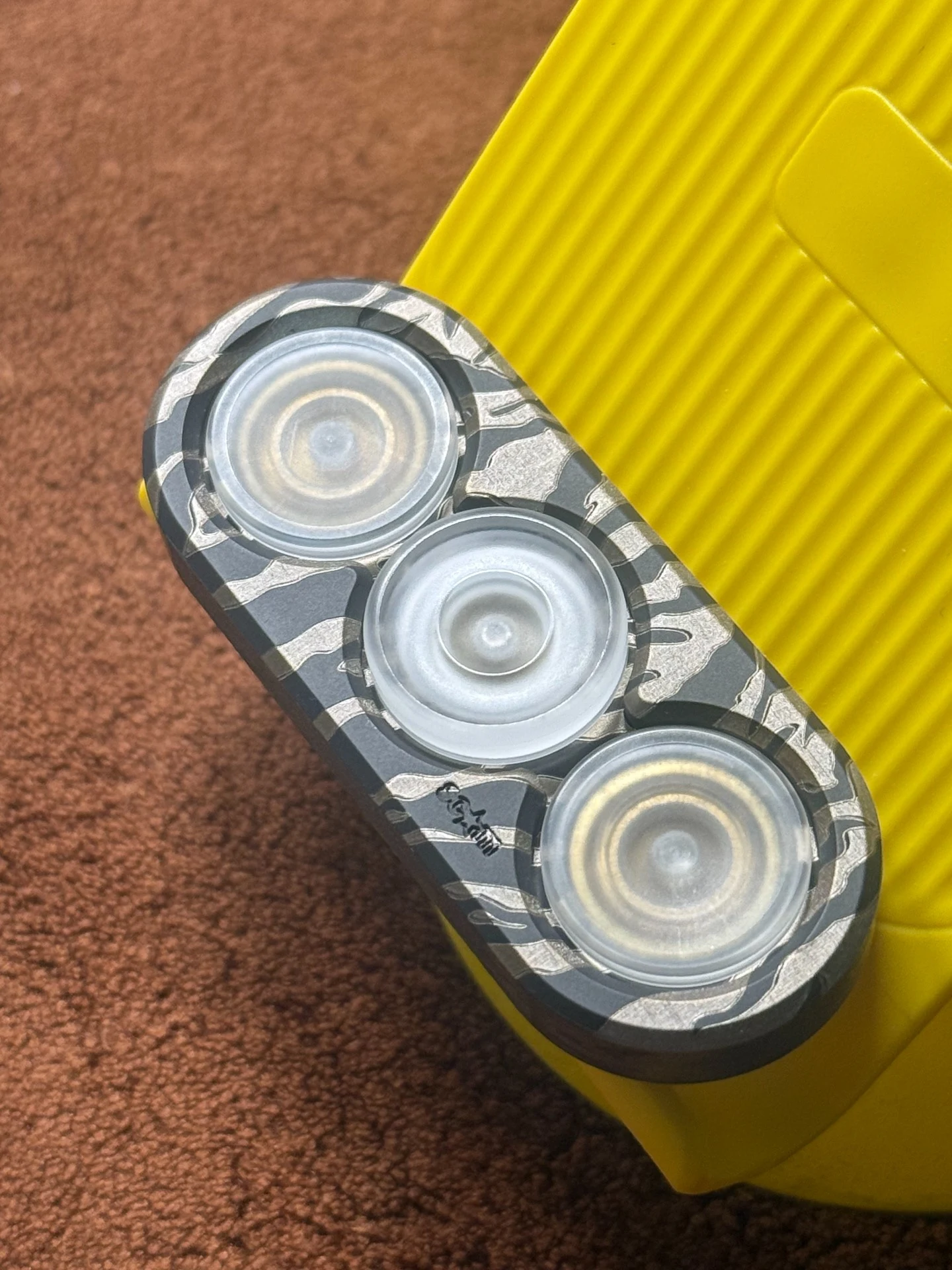 Used edc triple gyro tur gyro, titanium material, tiger pattern engraved surface ed toy