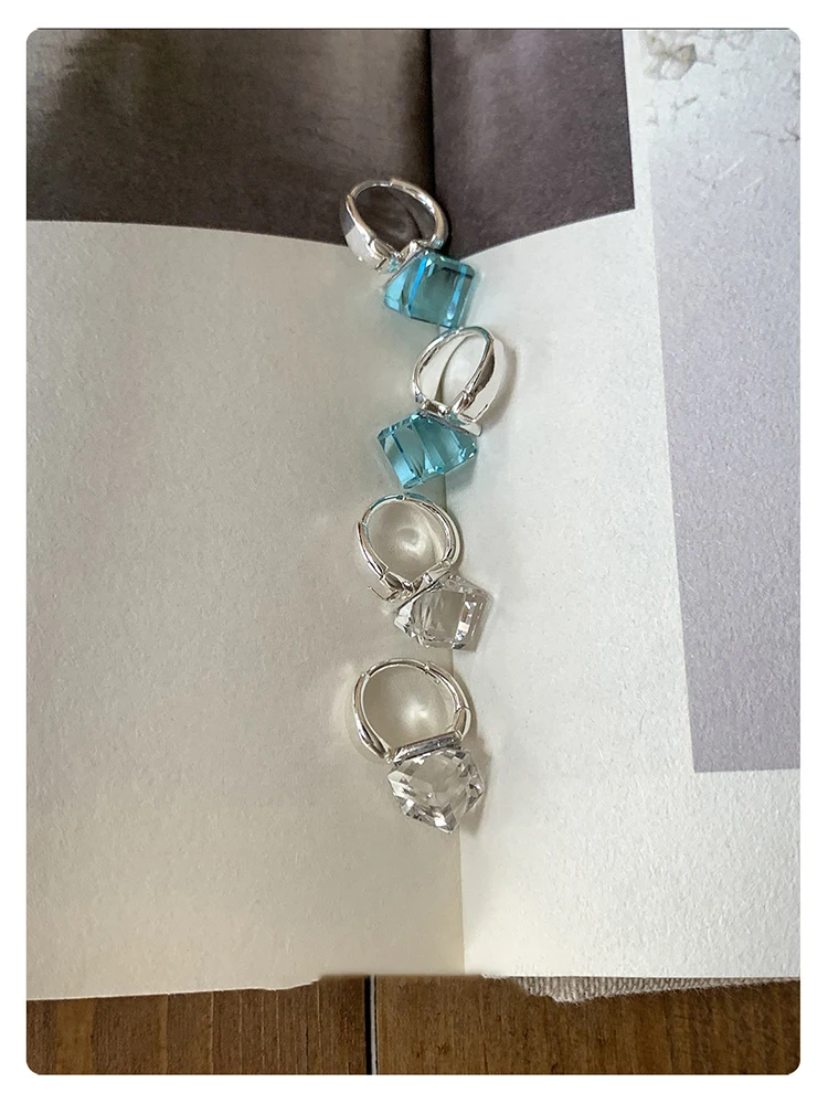 Quadratische Zirkonia-Huggie-Ohrringe, Silberbeschichtet, Blaue Klare Kristall-Creolen, Eleganter Alltagsschmuck für Frauen, Geschenkidee – Detail 15