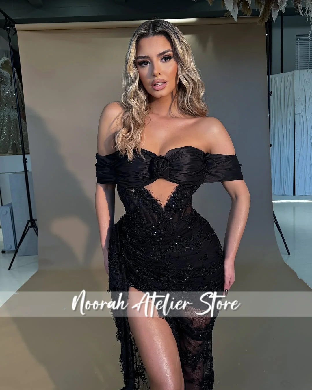 Vestidos de Noche de lujo con hombros descubiertos y encaje negro brillante para mujer, vestido de boda con ilusión de hendidura, largo personalizado de Arabia Saudita 2025