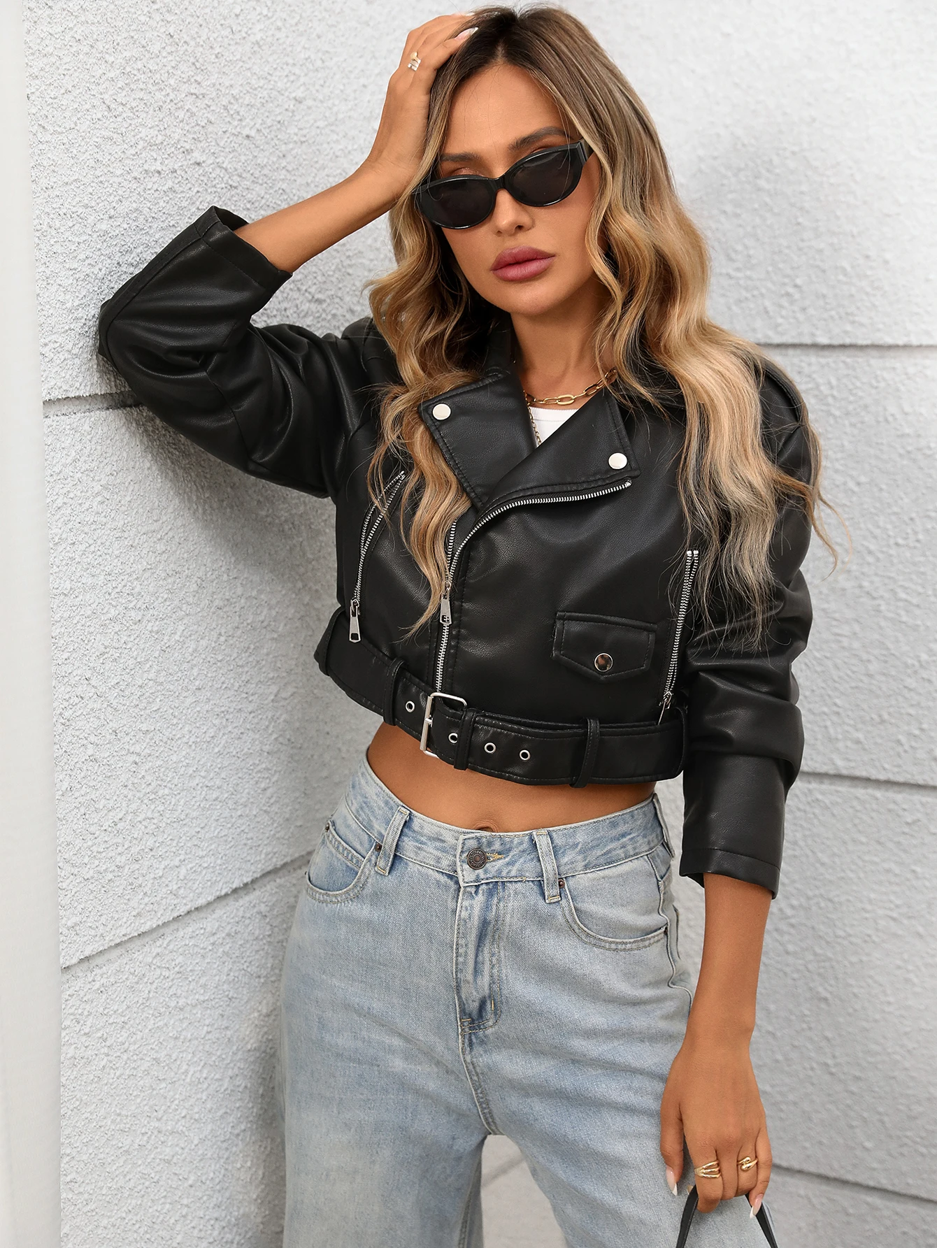 سترة نسائية قصيرة من الجلد الصناعي مع طية صدر السترة وسحاب لراكبي الدراجات النارية مع حزام