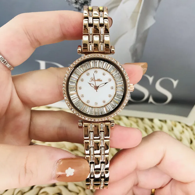 

Новые роскошные женские часы с циферблатом из перламутра и серебристо-белым стальным ремешком — изысканные и высококачественные часы класса люкс для женщин.