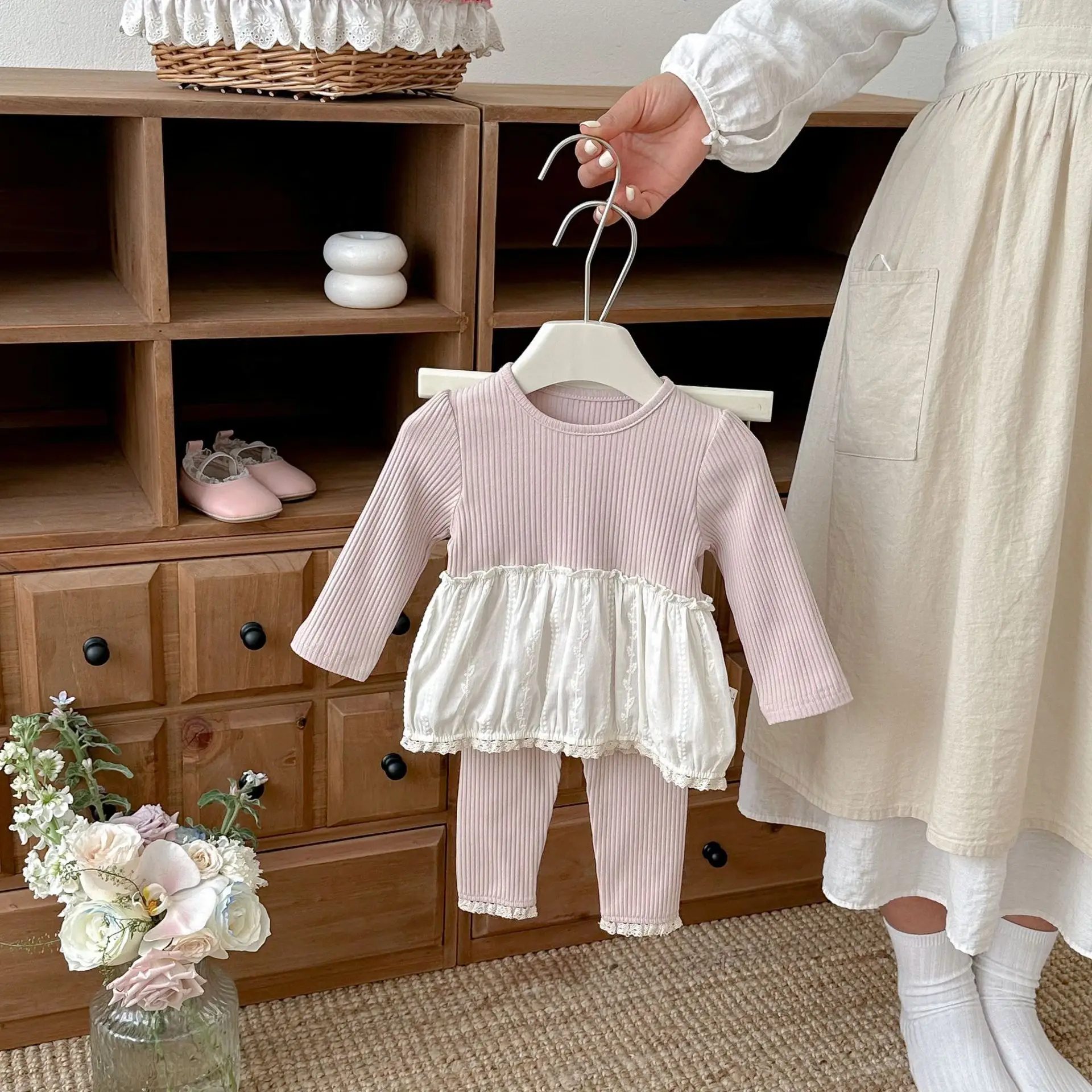 

Комплект весенней одежды для девочек: элегантный хлопковый костюм-двойка с круглым вырезом, кружевом и эластичными брюками для малышек