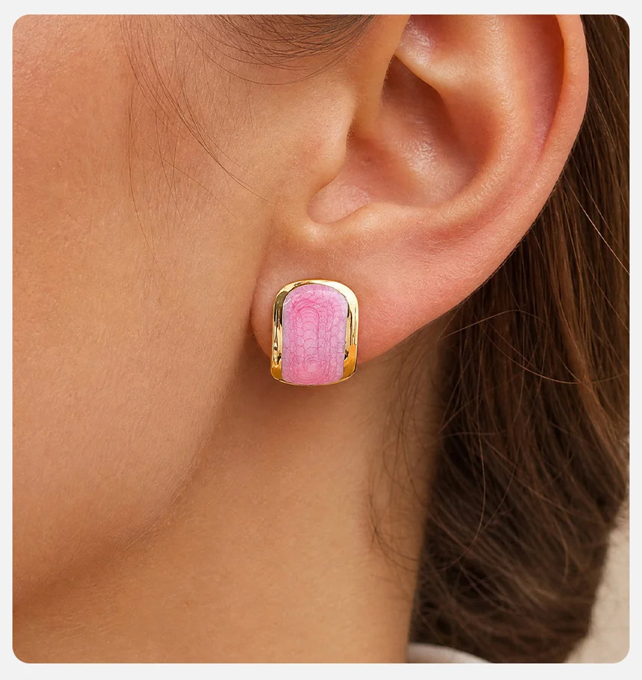 Vnox Süße, niedliche Ohrringe mit rosa Blumenmotiv, vergoldet, aus Edelstahl und Harz, geometrische Ohrstecker, Alltagsschmuck für Damen – Detail 4