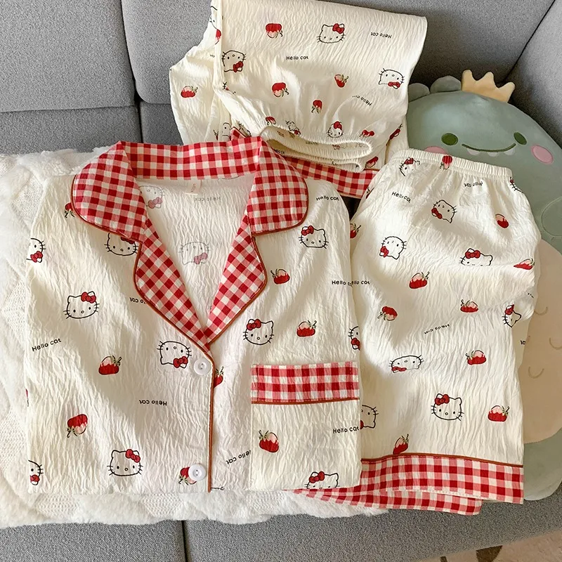 

Новые летние пижамы Hello Kitty с рисунком белой и красной сетки, женские брюки с короткими рукавами, комплект из трех предметов, милая и милая домашняя одежда