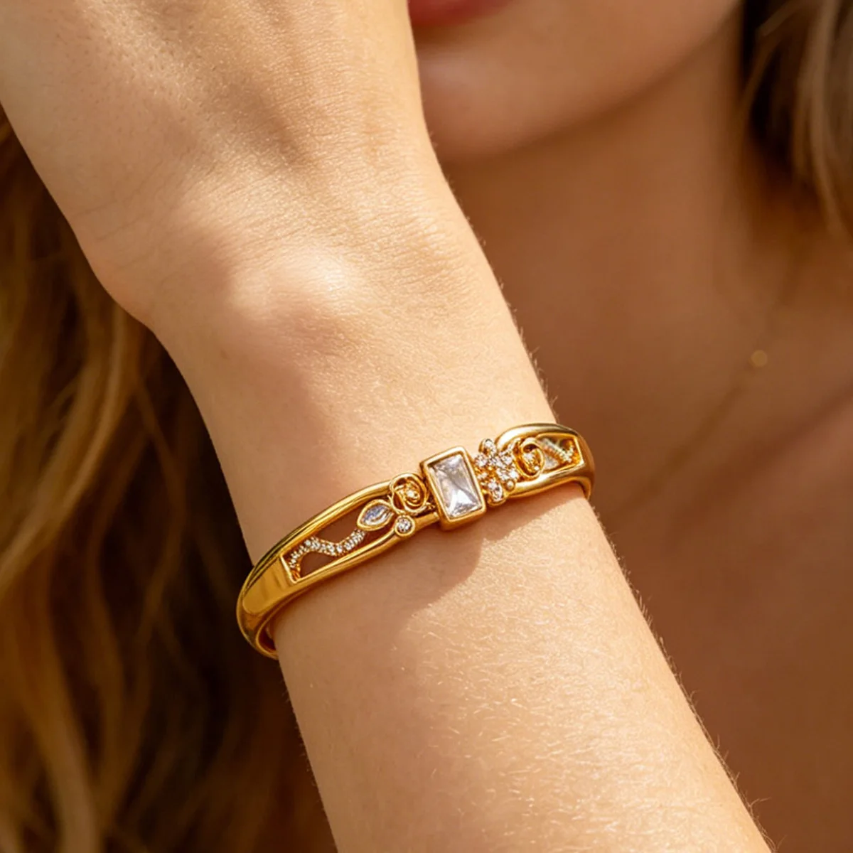 Öffnenbarer Zirkon-Armreif mit quadratischer Blume und Schmetterling für Damen, vergoldeter Metall-Armreif, luxuriöser Handgelenkschmuck.