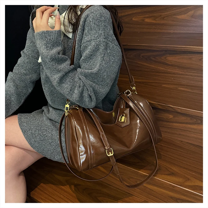 حقيبة كتف جلدية مميزة ذات سعة كبيرة للركاب اليومي للخريف/الشتاء حقيبة كروس عصرية حقيبة يد نسائية ريترو