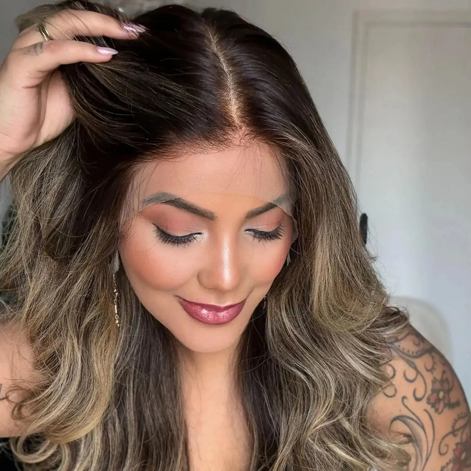 

26-дюймовый парик с коричнево-блондированными мелиями и натуральным корнем, длинный, волнистый, готовый к отправке, от производителя, недорогой, хит продаж