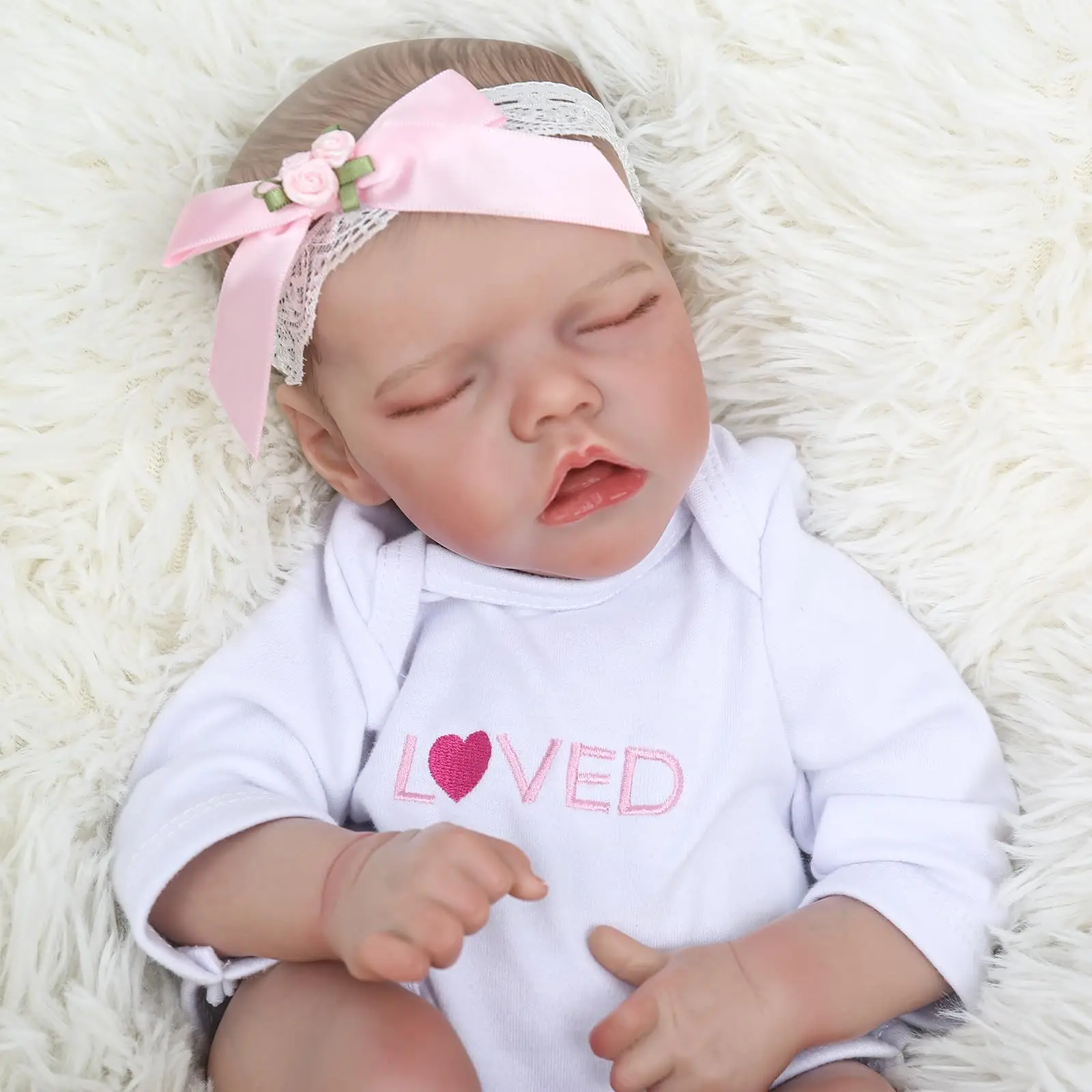 18-Zoll-Reborn-Puppe aus Vinyl |   Niedlicher Schlafstaat |   Exquisite Merkmale |   Realistischer Hautton und Ausdruck |   Bewegliche Gliedmaßen |