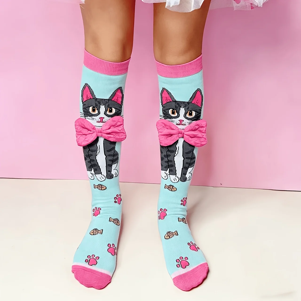 1 pair of girls' knee socks with cute cat pattern and bow decoration, fashionable light blue, suitable for parties and gifts.