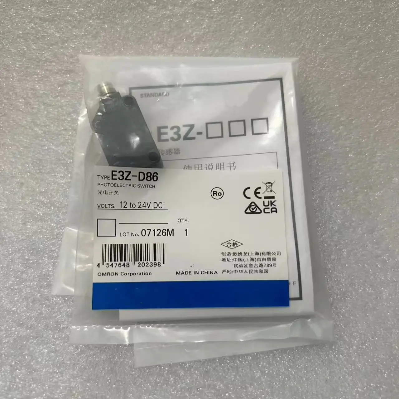 E3Z-D86 BY OMC E3Z 9107G Photoelectric sensor, rectangular housing, red LED, diffuse, 100 mm, PNP