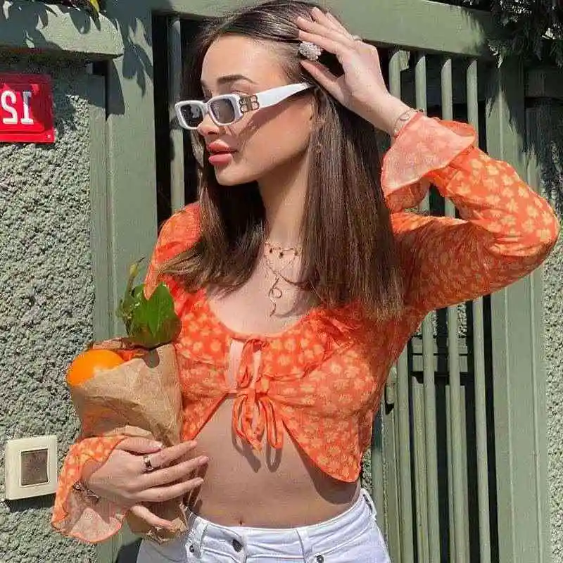 

Новинка лета: модная женская футболка в европейском и американском стиле с защитой от солнца, с оборками, милыми рукавами-колокольчиками, круглым вырезом и цветочным принтом.