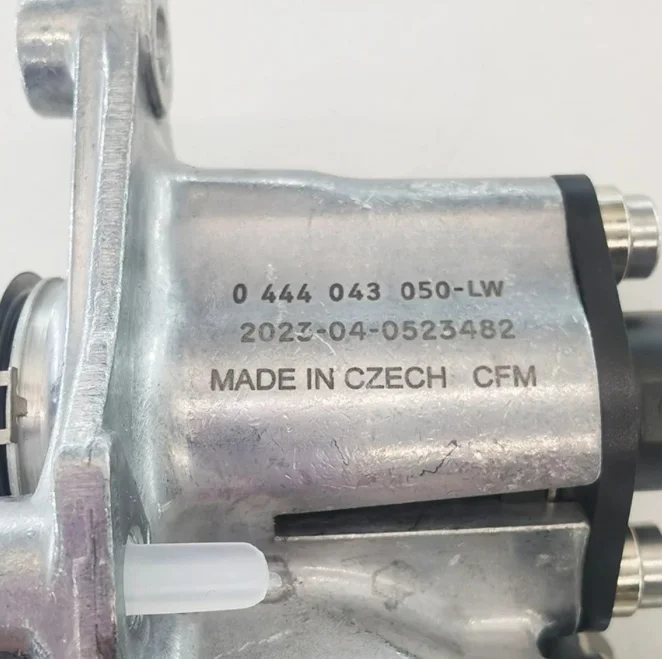 Original High quality New For 0444043050 Urea nozzle  0444043016 0444043007 0444043008 urea injector doser pump injector nozzle