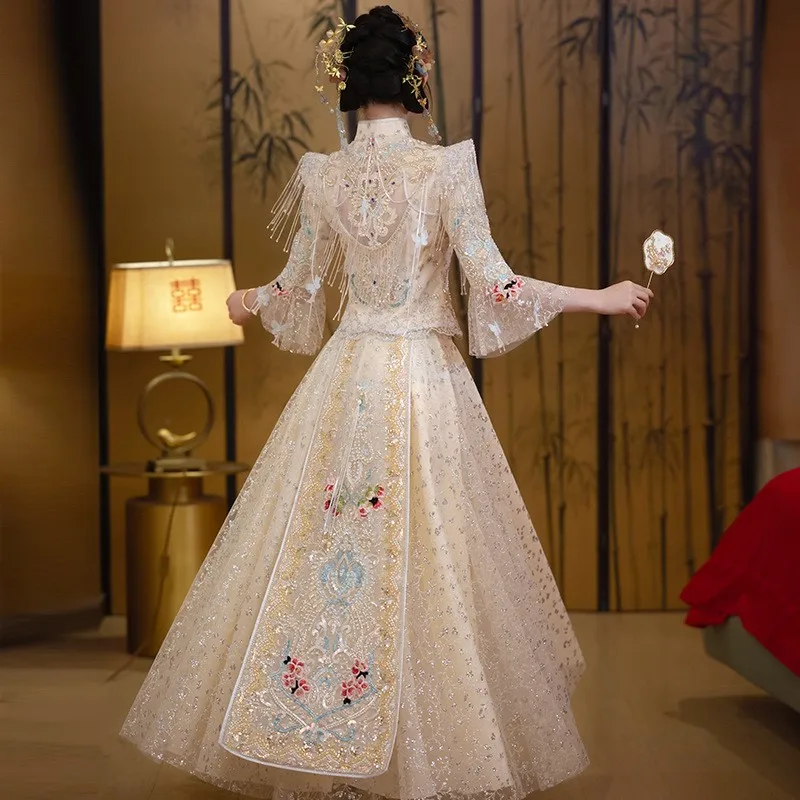 

A new light-colored Chinese-style dress that makes you younger