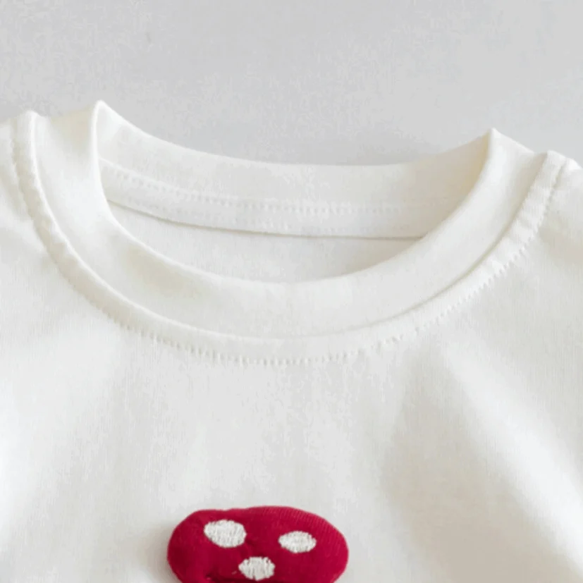 Süßes ärmelloses Oberteil mit Pilz-Stickerei für Kleinkinder, rote gepunktete Puff-Shorts, Sommer-Outfit-Set für Kleinkinder – Detail 2