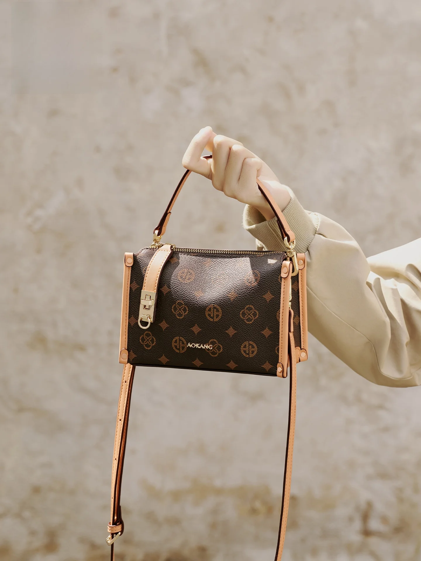 

Женская сумка Aokang 2026: Новая, большая вместительная сумка-тоут в британском стиле, повседневная, в форме подушки, для поездок на работу