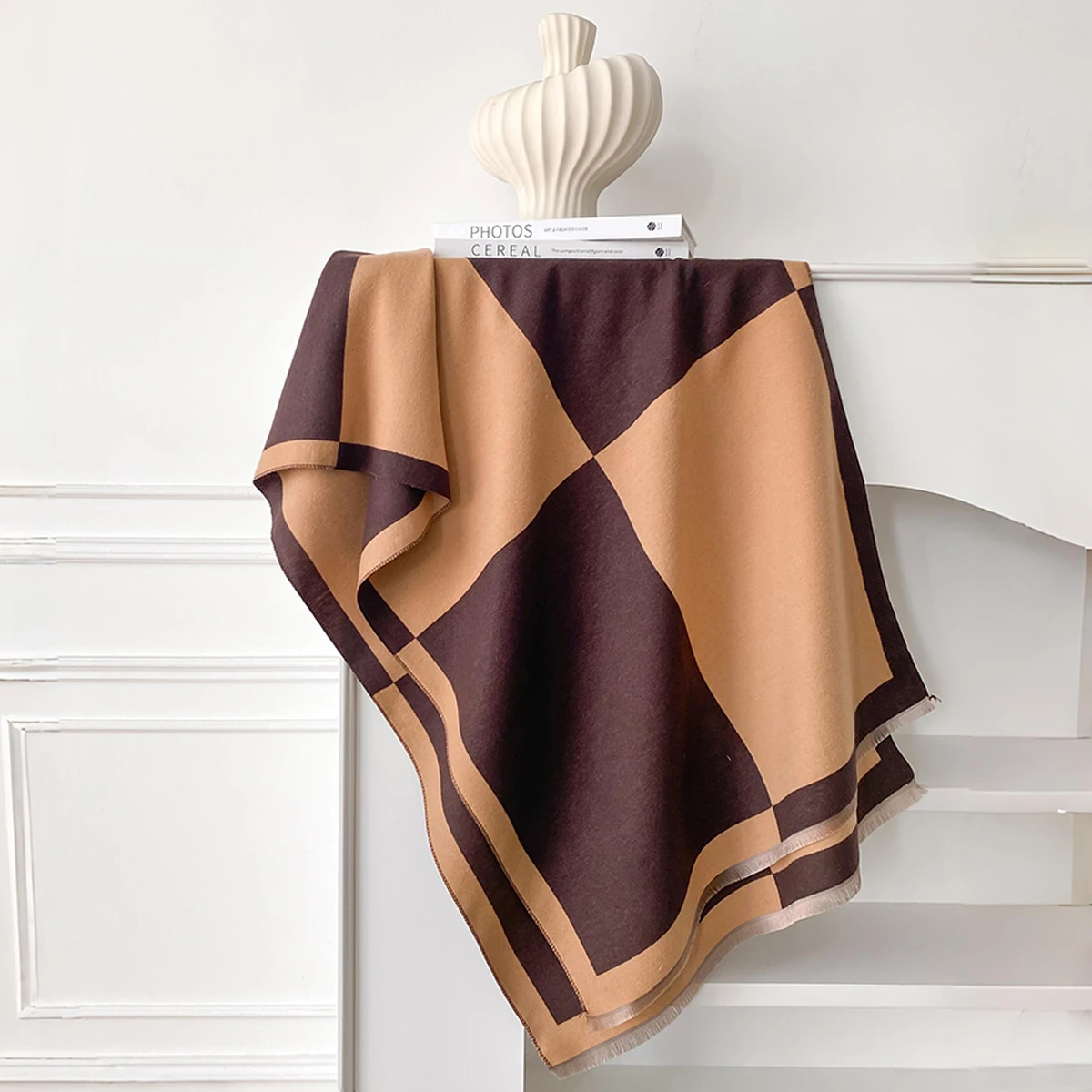Eleganter Faux-Pashmina-Schal mit geometrischem Druck der Marke 2025, weich, warm, mit Fransen, ideal für Herbst und Winter im Freien – Detail 15