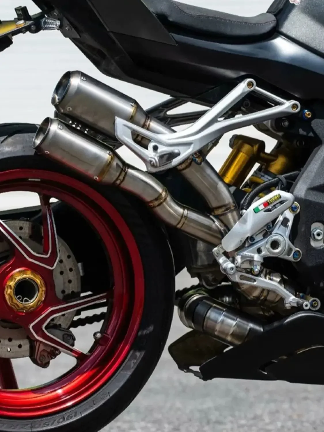 For QJMOTOR SRK 921 RR modified multi-stage exhaust pipe, the sound is deep, thick and powerful