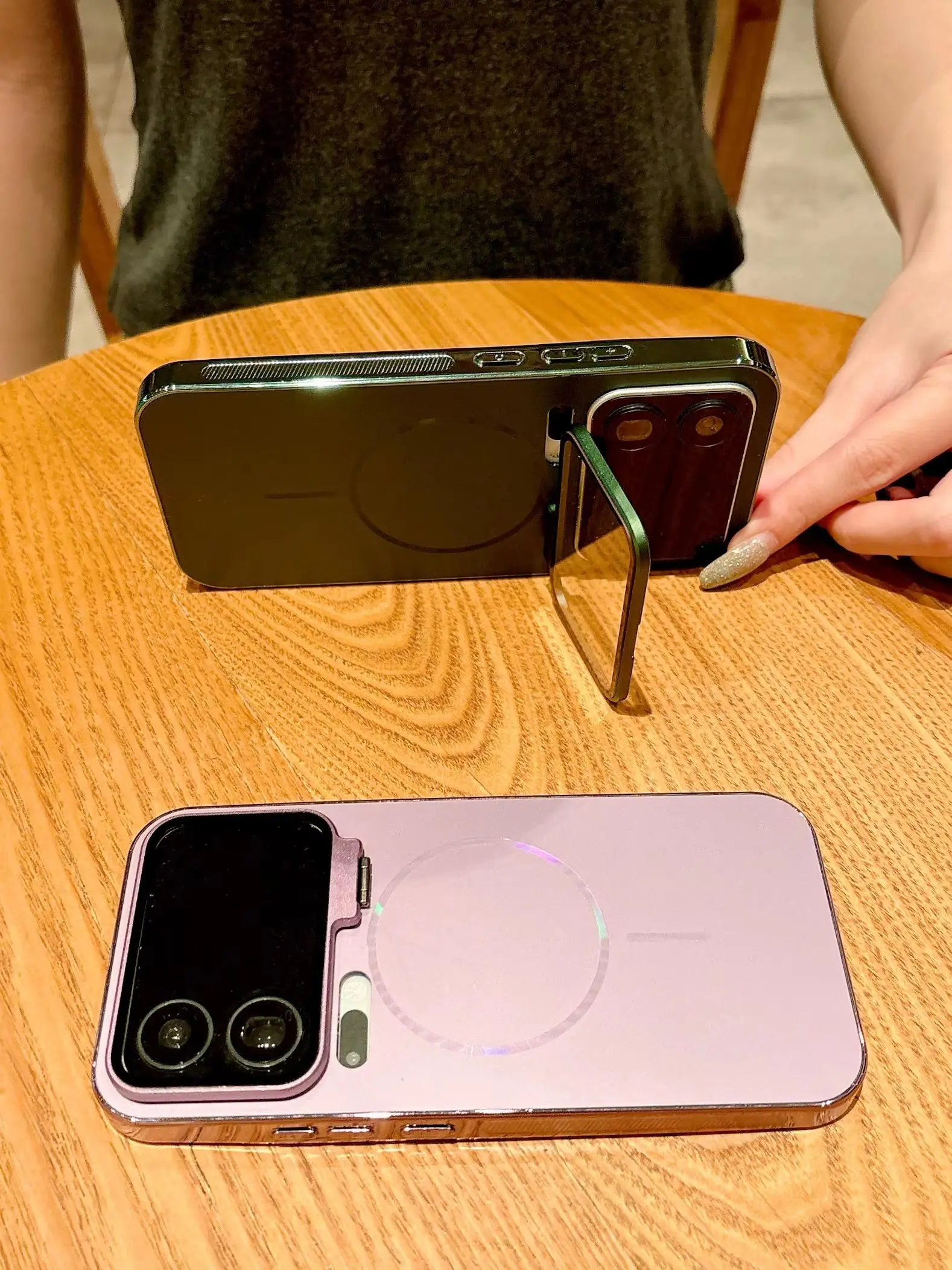 Bezprzewodowe ładowanie Magnetyczne etui na telefon z wbudowaną szklaną ochroną aparatu dla Xiaomi 17 Pro Max, cienka obudowa z podpórką na obiektyw — zdjęcie produktu 7