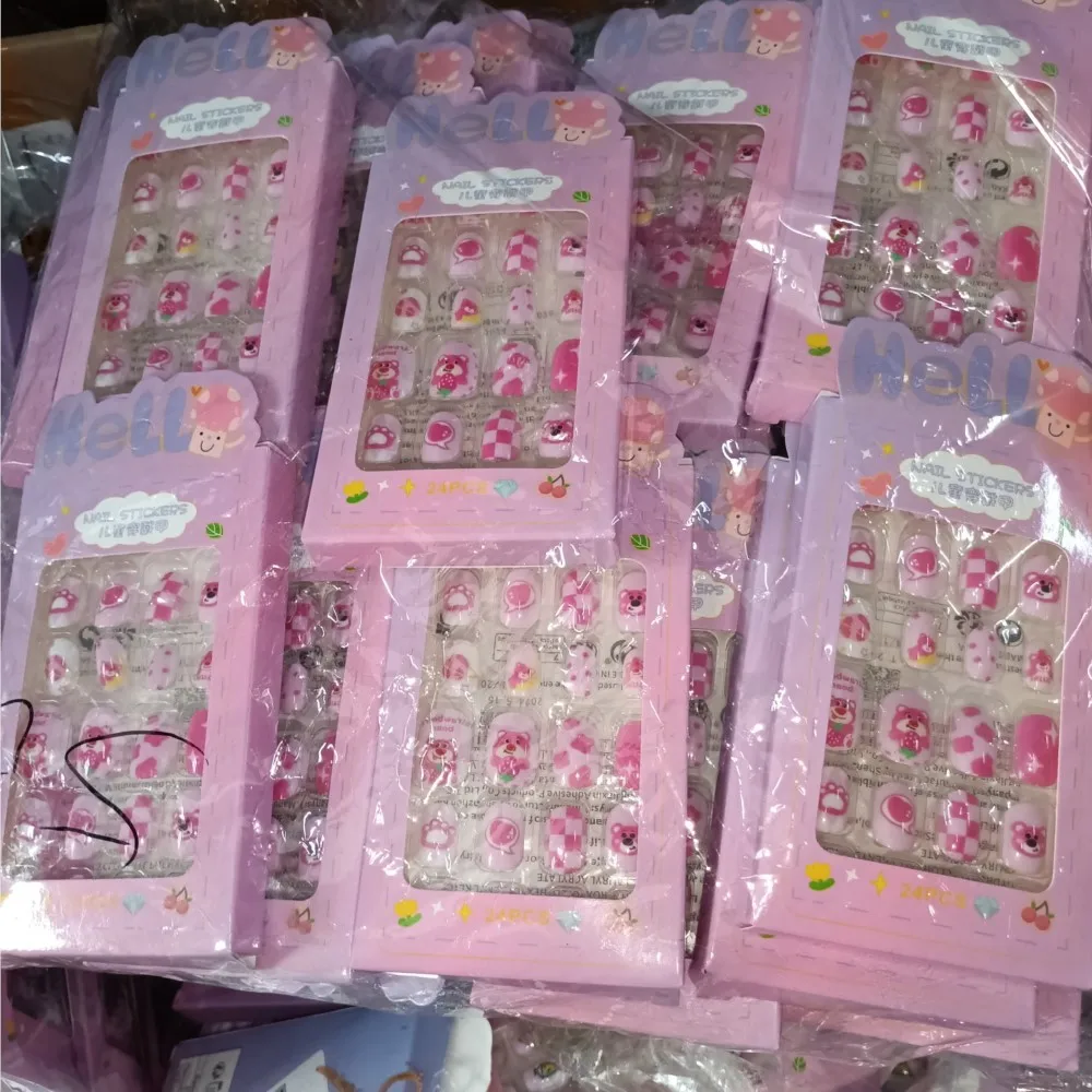 24 ชิ้นเด็กสั้น Hello Kitty กดบนเล็บปลอม Sanrio อุปกรณ์เสริม Y2K Kawaii การ์ตูนเล็บปลอมที่ถอดออกได้เล็บ Art