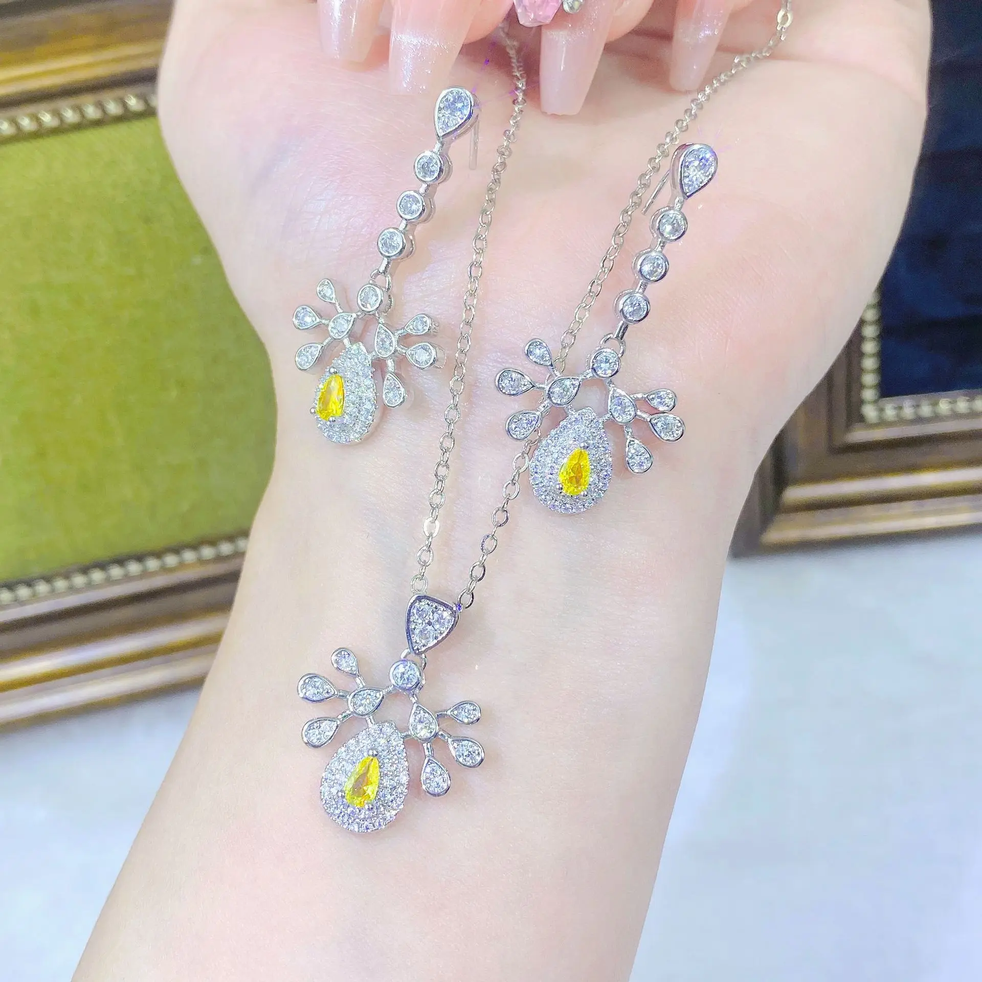 

DIY accessories Internet celebrities with the same ins fashion luxury atmosphere new water droplets colored yellow diamonds full