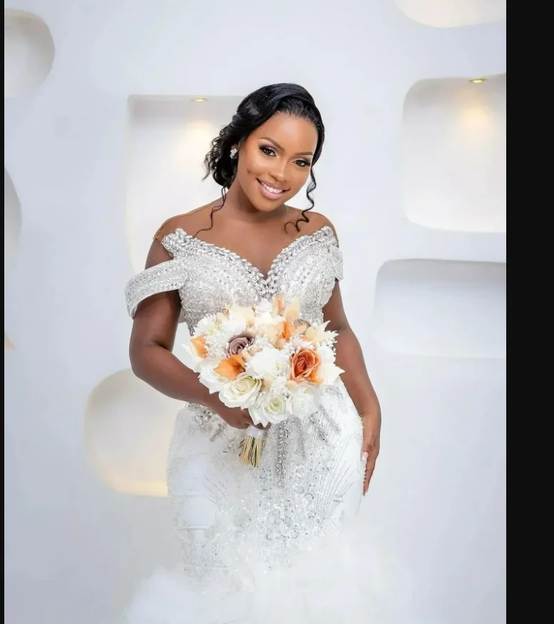 Aangepaste off-the-shoulder sprankelende kristallen kralen trouwjurk sweep trein Robe De Mariee luxe lagen tule bruidsjurk