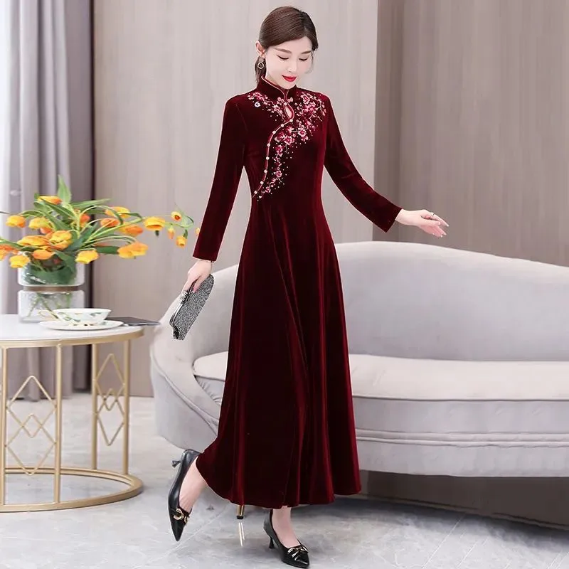 فستان شيونغسام نسائي مطرز مخملي 2025 جديد للربيع والخريف فساتين زفاف بأكمام طويلة ملابس نسائية