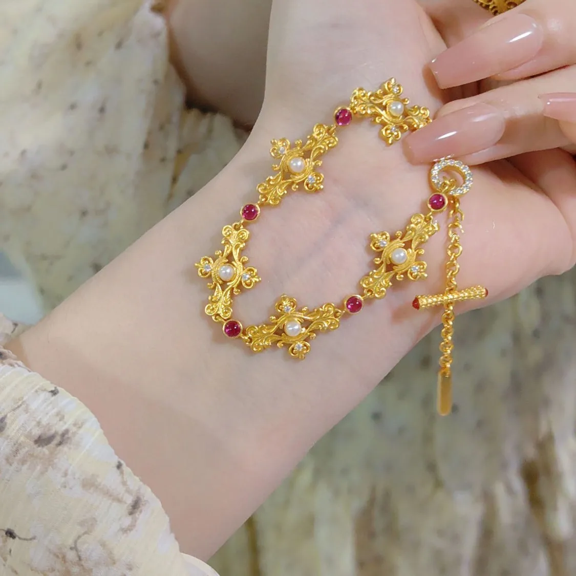 

Vintage Light Luxury Gorgeous Golden Color Inlaid Pearl Zircon Bracelet High Grade Light Exquisite Electroplated Jewelry