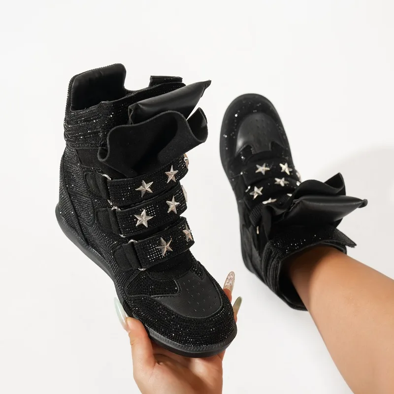Bottes mi-mollet compensées décontractées de luxe pour femme avec strass, design plissé et décorations métalliques, confortables, collection mode 2026