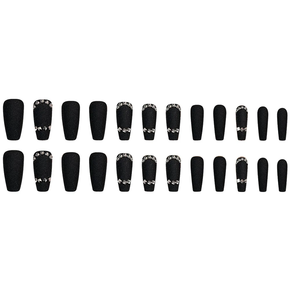 24個入り マットブラックのプレスオンネイル、シルバーグリッターとベルベットラインストーンのアクセント付き、ダークスタイルのロングコフィンシェイプ、サイズ色々
