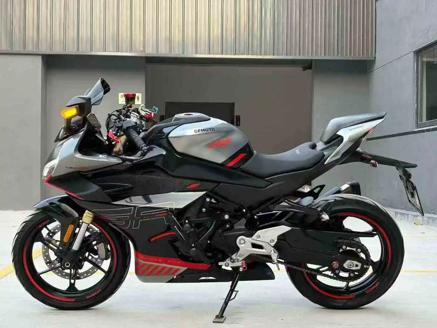 Cfmoto 450mt Twin Motorcycle Sportbikes Water-Cooled for Agile Performance-Focused Riding