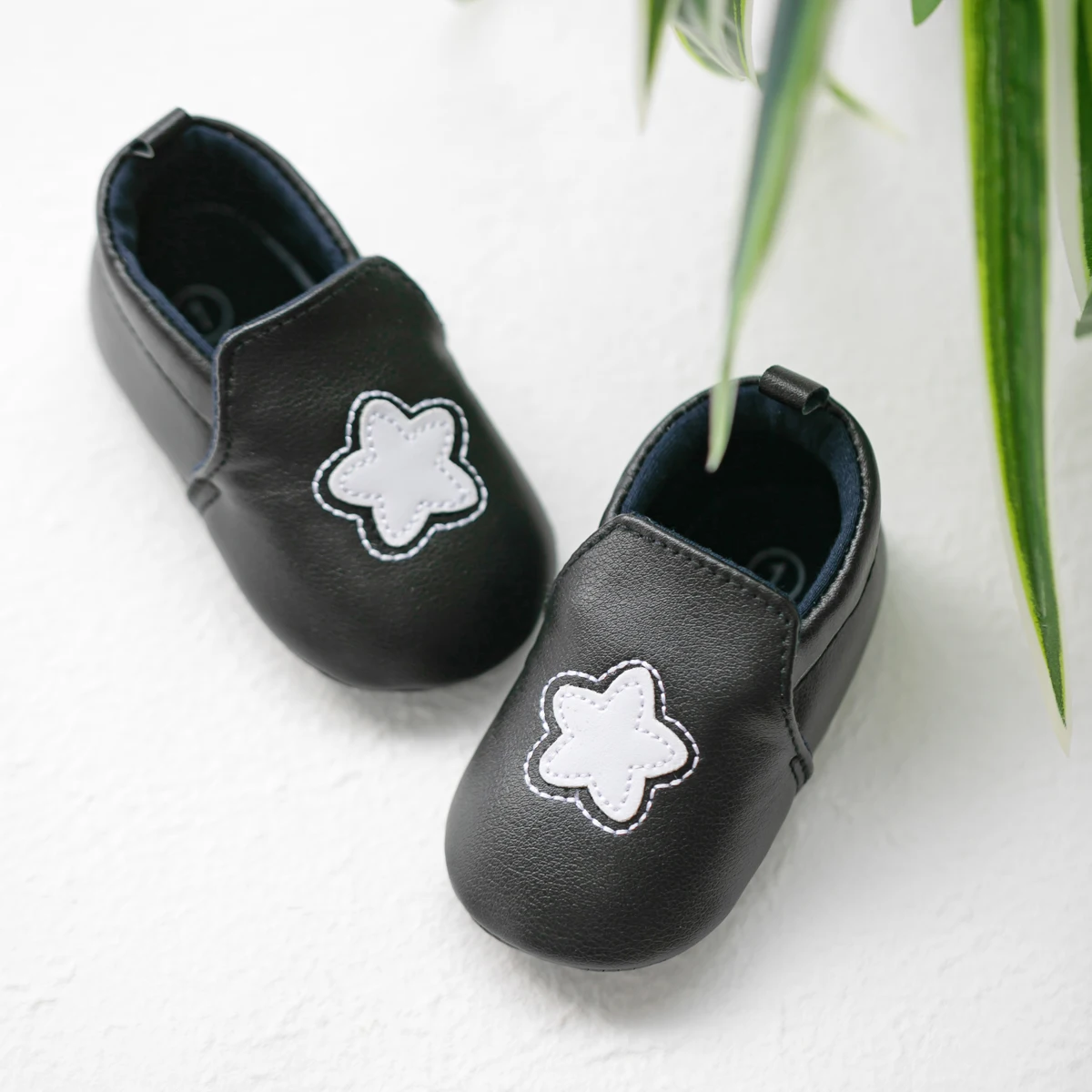 

Лидер продаж для малышей, новая удобная обувь без шнуровки с милым мультяшным медведем и круглой головкой, детские популярные легкие повседневные лоферы без шнуровки на плоской подошве со звездами