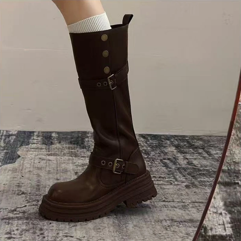 Damen Kniehohe Motorradstiefel mit klobiger Plateau-Sohle, Schnallenverschluss, Vintage Biker-Stiefel, umwandelbare, hochgeschnittene Stiefel mit umklappbarer Stulpe – Detail 6