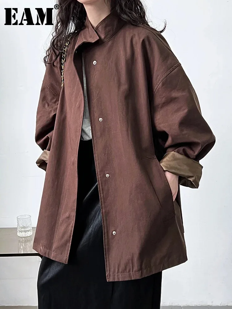 [EAM] Loose Fit Brown Big Size Casual Jacket New Stand Collar Long Sleeve Women Coat Fashion Tide Spring Autumn 2024 1DH1704