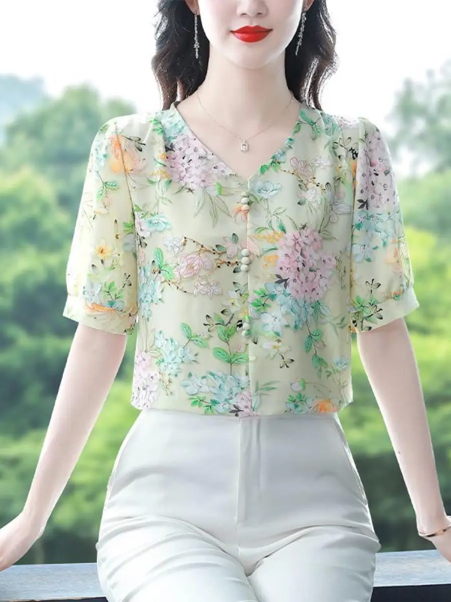 camisa-de-protecao-solar-com-estampa-floral-fresca-e-decote-em-v-manga-curta-versatil-e-elegante-com-acessorio-de-veu-faci