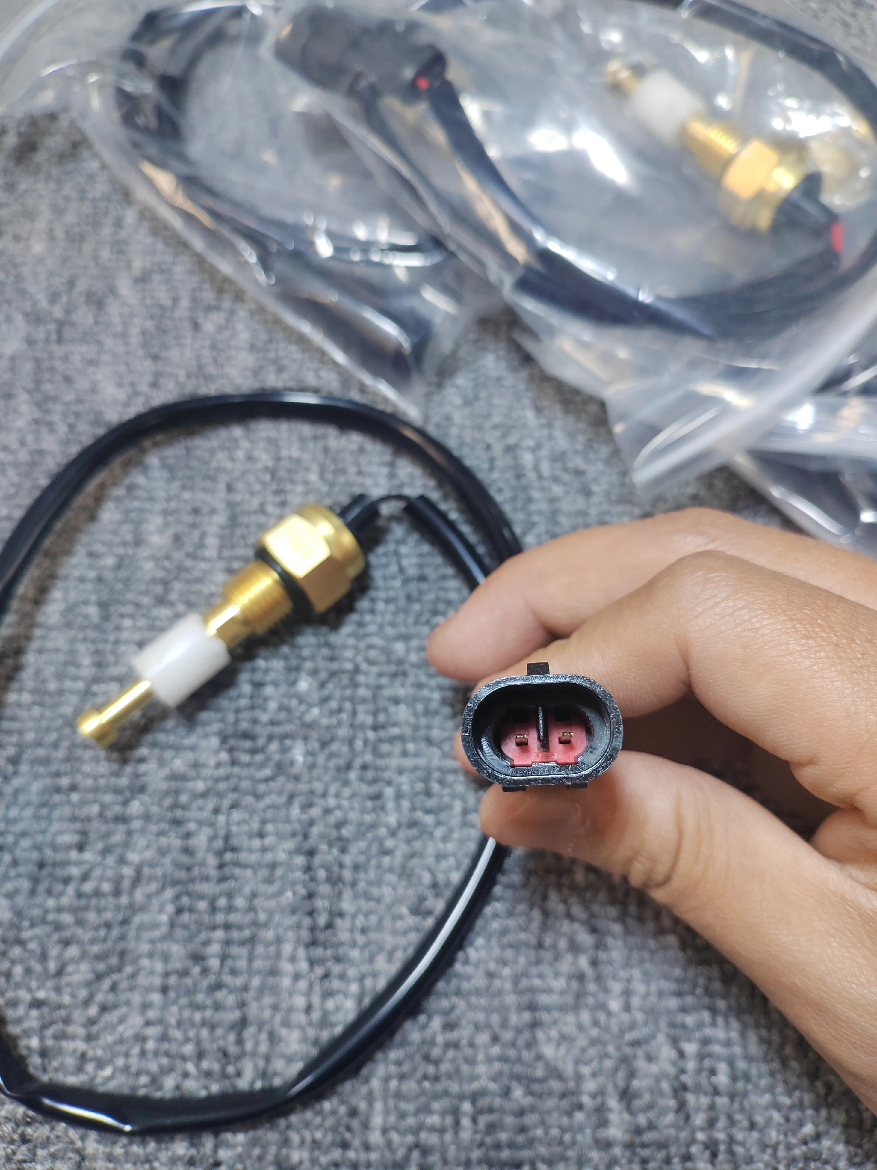 brand new 1pcs Suitable for Yutong bus parts low water level alarm switch M14 * 1.5 water tank water level sensor