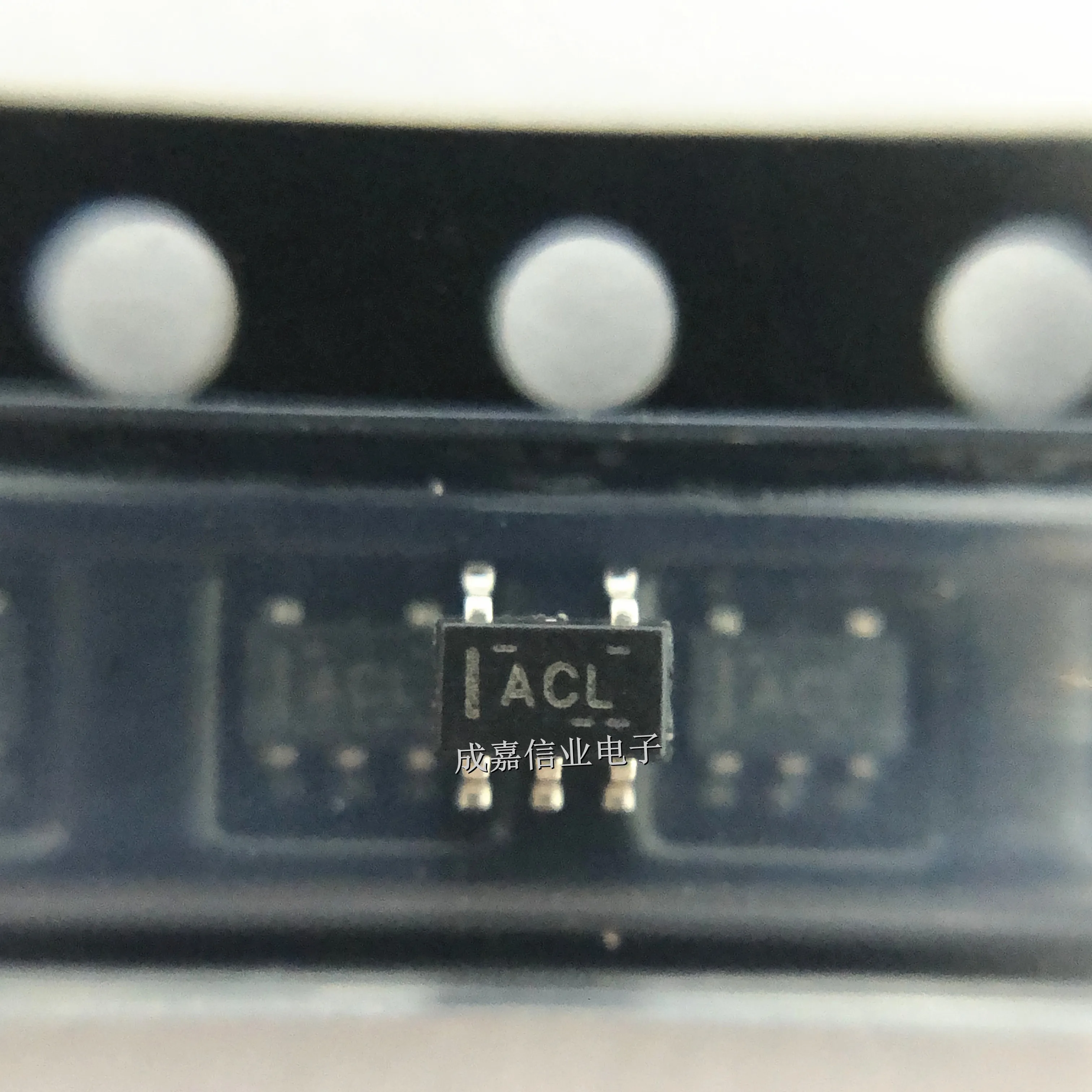 

10 шт./лот SN74AHC1G04DCKR SC-70-5 МАРКИРОВКА; Инвертор ACL 1-элементный 5-контактный 2 В-5,5 В Рабочая температура:- 40 C-+ 125 C