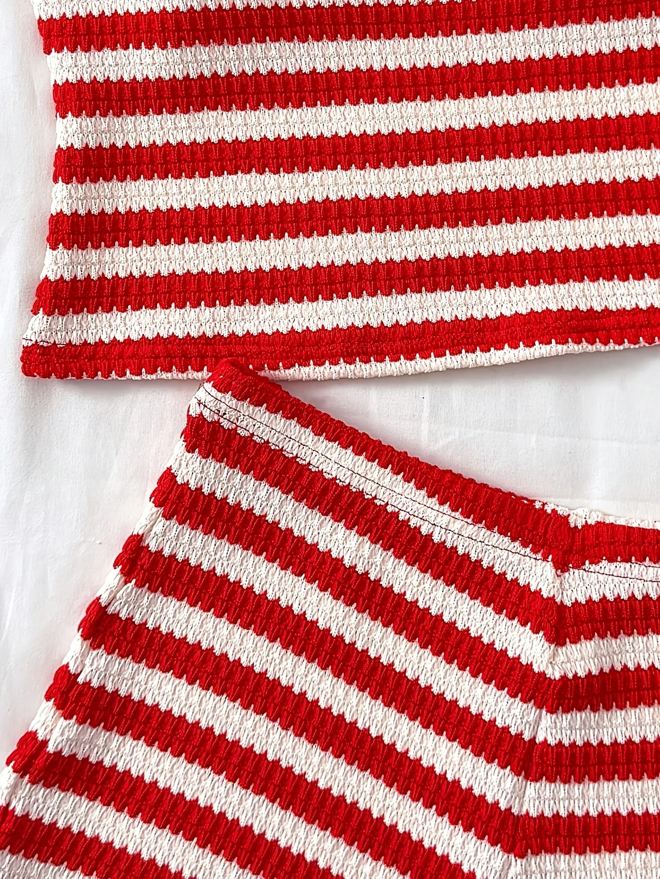 Bequemer zweiteiliger Freizeitanzug für Mädchen, vertikale Textur, rot-weiß gestreift, asymmetrisches Oberteil mit schrägem Ausschnitt und lockere Strickshorts für den Strand – Detail 5