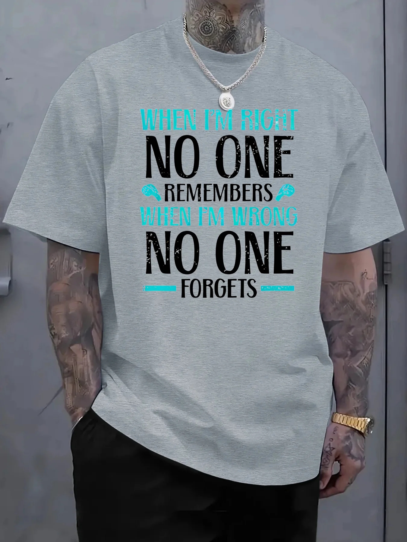 Męska bawełniana koszulka z krótkim rękawem, biała, z nadrukiem \"When I'm Right No One Remembers When I'm Wrong No One Forgets\" - idealna na co dzień. — zdjęcie 3