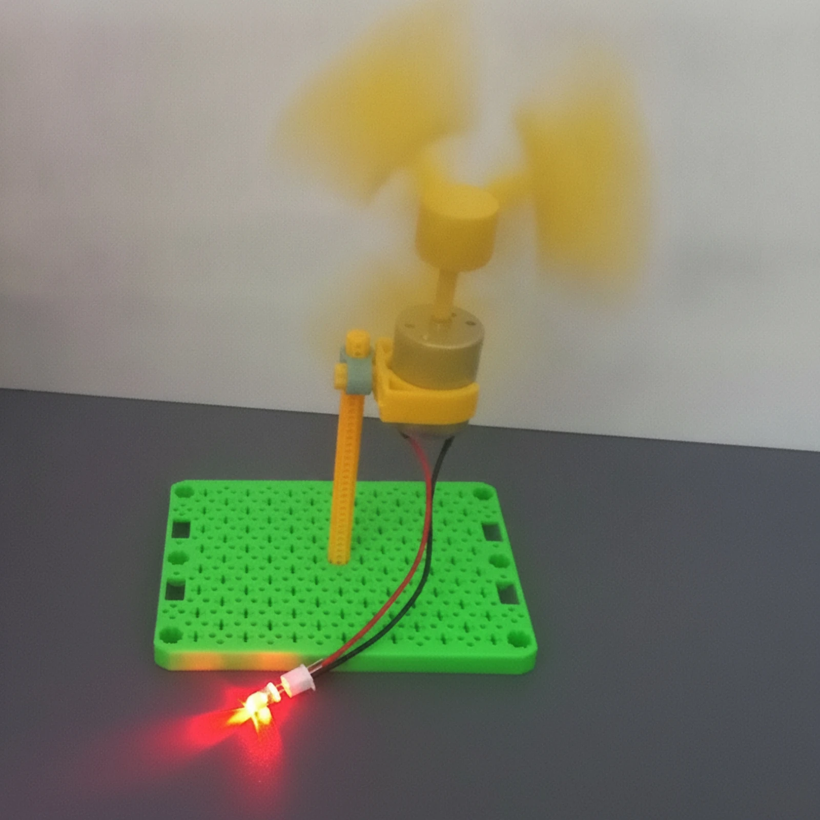 Renewable Energy Kit - طقم توربينات رياح ذات محور عمودي