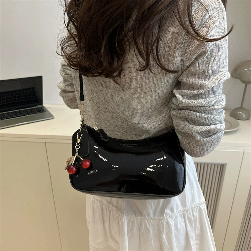Neue Modische Damen-Handtasche aus PU-Leder, Einfarbig mit Kirsch-Anhänger, Vielseitige Schultertasche, Damen-Umhängetasche für den Alltag – Detail 3