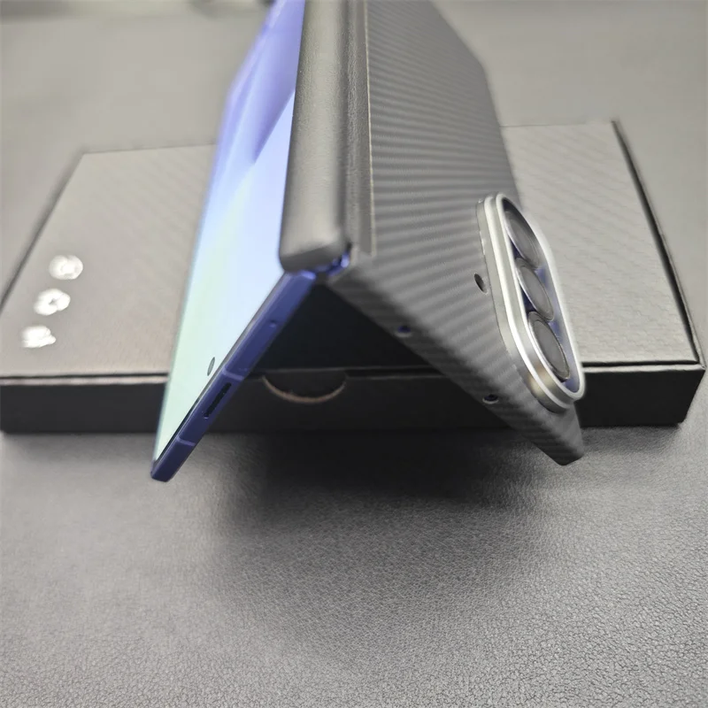 Etui magnetyczne z włókna aramidowego na centralną oś do Samsung Galaxy Z Fold 7, ultracienkie etui ochronne z włókna aramidowego w stylu karbonu.