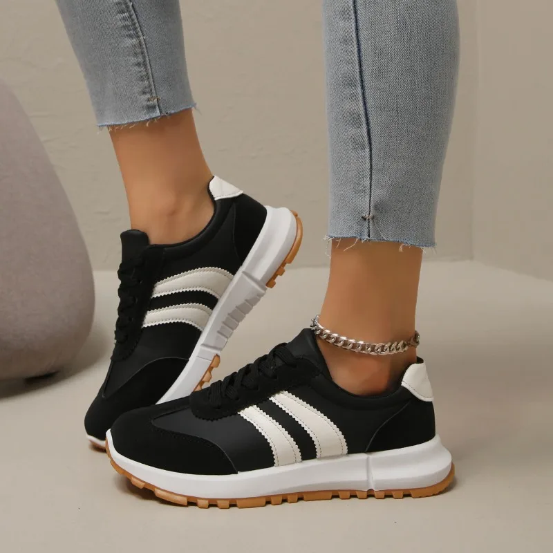 2025 Designer Sneakers Women Sport Shoes Sneakers Thick Bottom Casual Fashionable Sneakers Lightweight Soft Bottm Running Shoes