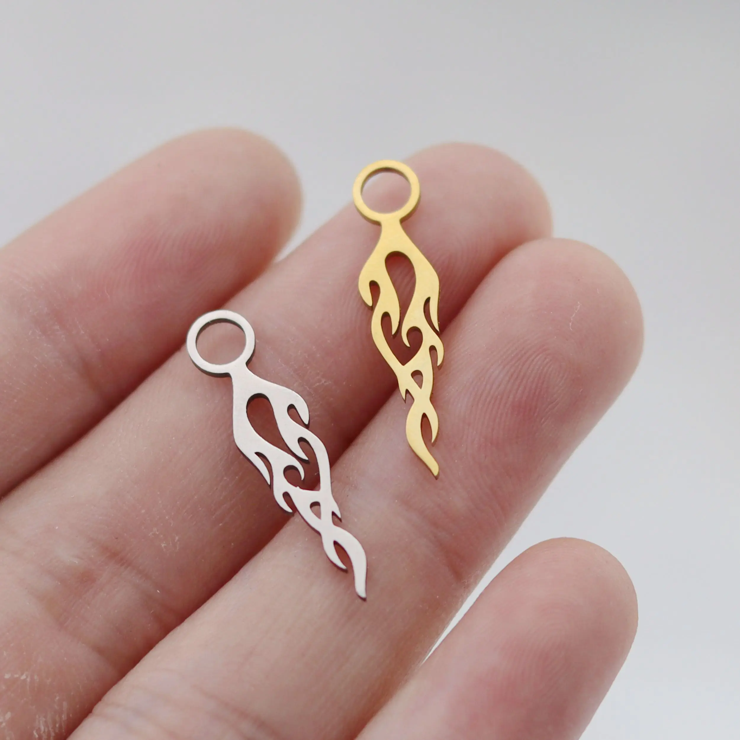 3 sztuk Punk płomień ogień Metal DIY frędzle kolczyki bransoletki Charms do tworzenia biżuterii wisiorek ze stali nierdzewnej Totem diy akcesoria