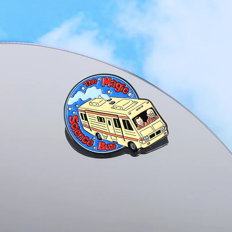 Klasyczne przypinki do ubrań z motywami filmowymi, postać z kreskówki Walter White Breaking Bad, emaliowana broszka z literami, ozdoba na ubranie, biżuteria na prezent.