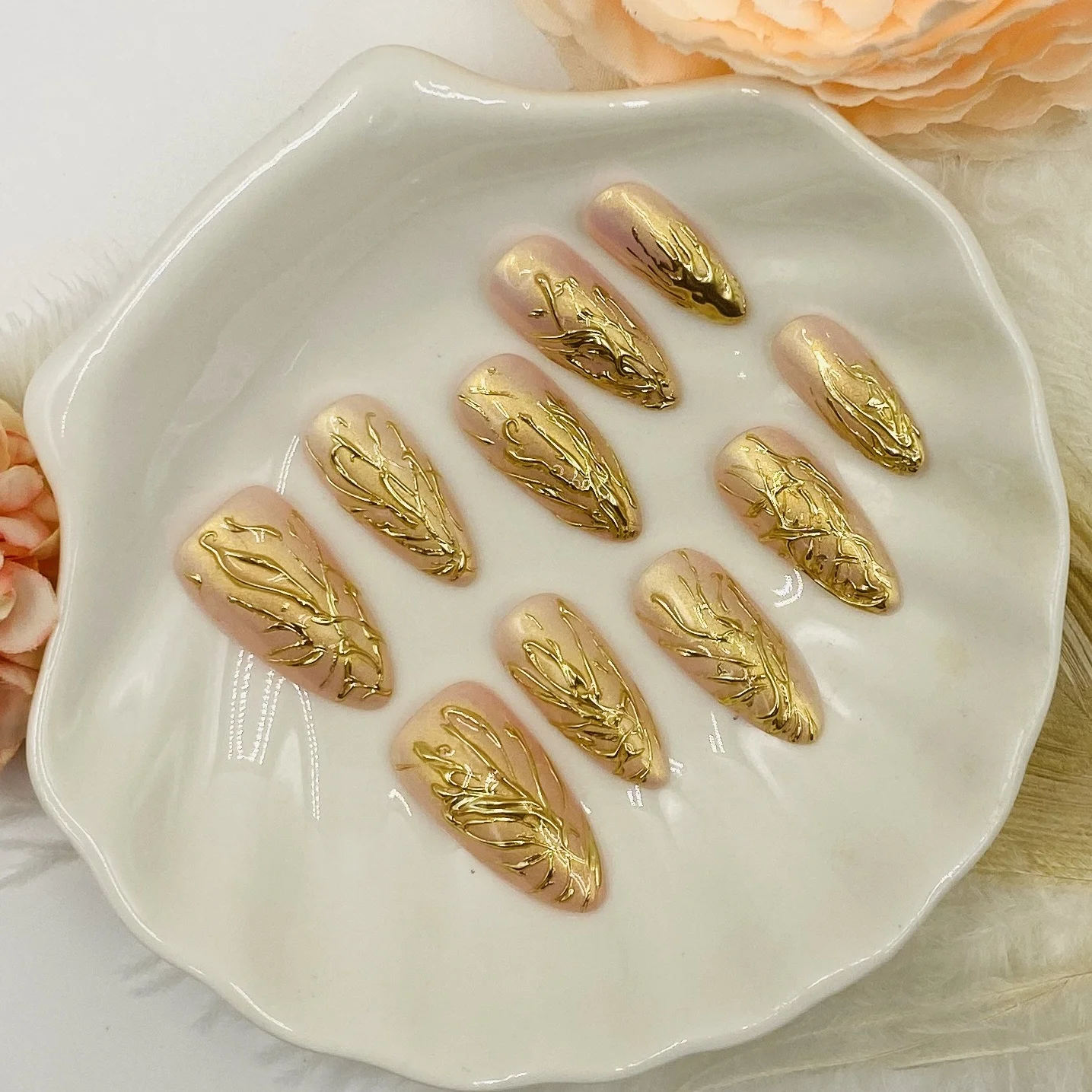 

Handmade Press On Nails Almond Shape Gold Embossed Fake Nails for Party Daily Wear